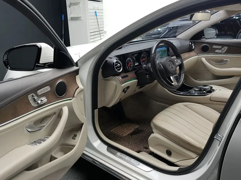 Mercedes-Benz E 220 Exclusive, снимка 10 - Автомобили и джипове - 55101900
