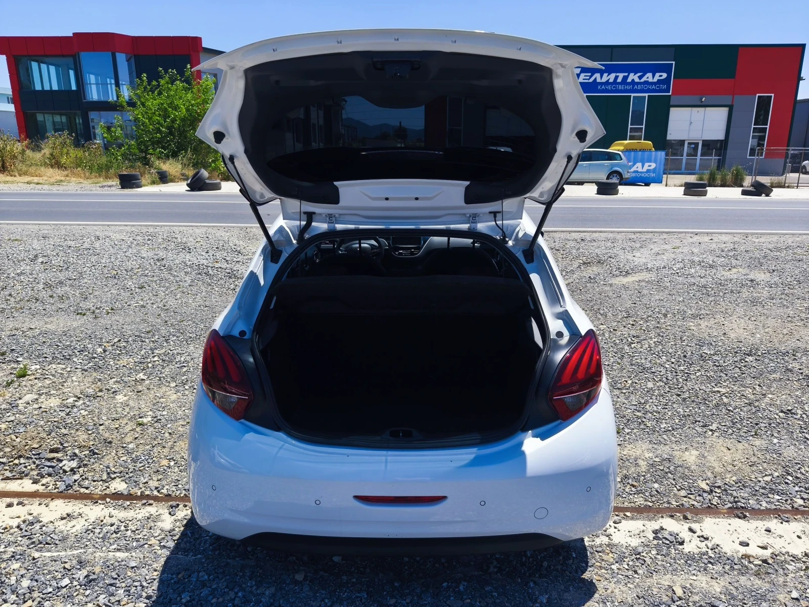 Peugeot 208  - изображение 7