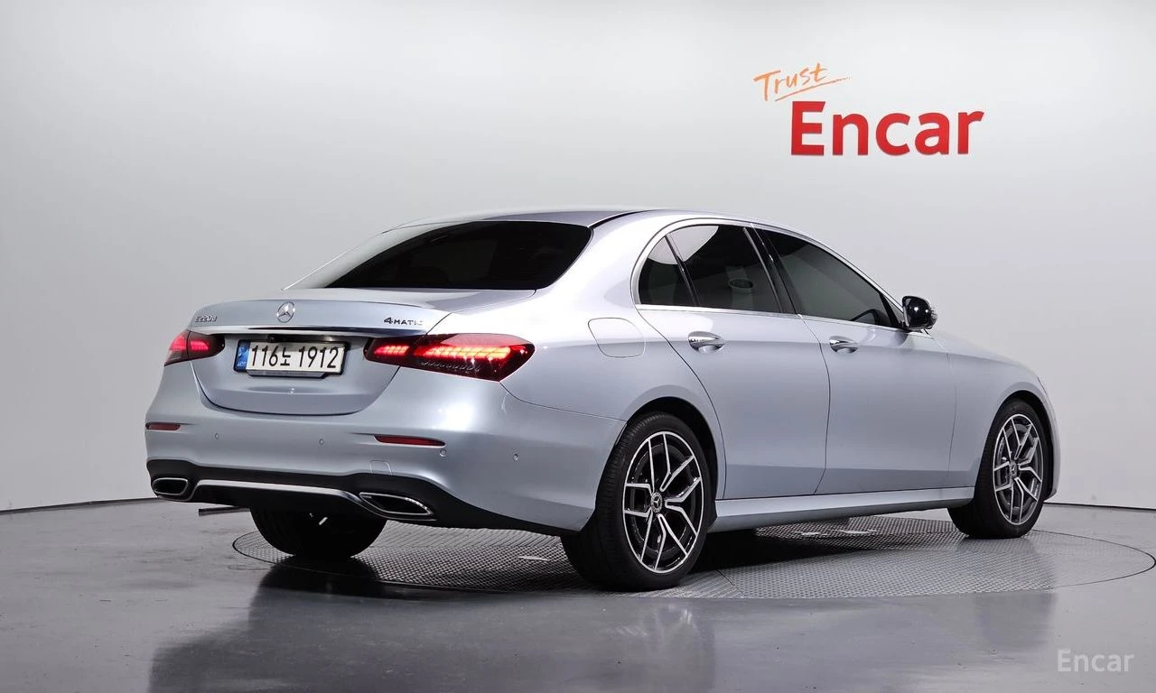 Mercedes-Benz E 220 4MATIC* AMG* LINE* BURMESTER* ДИСТРОНИК* ХЕДЪП* 36, снимка 2 - Автомобили и джипове - 56141442