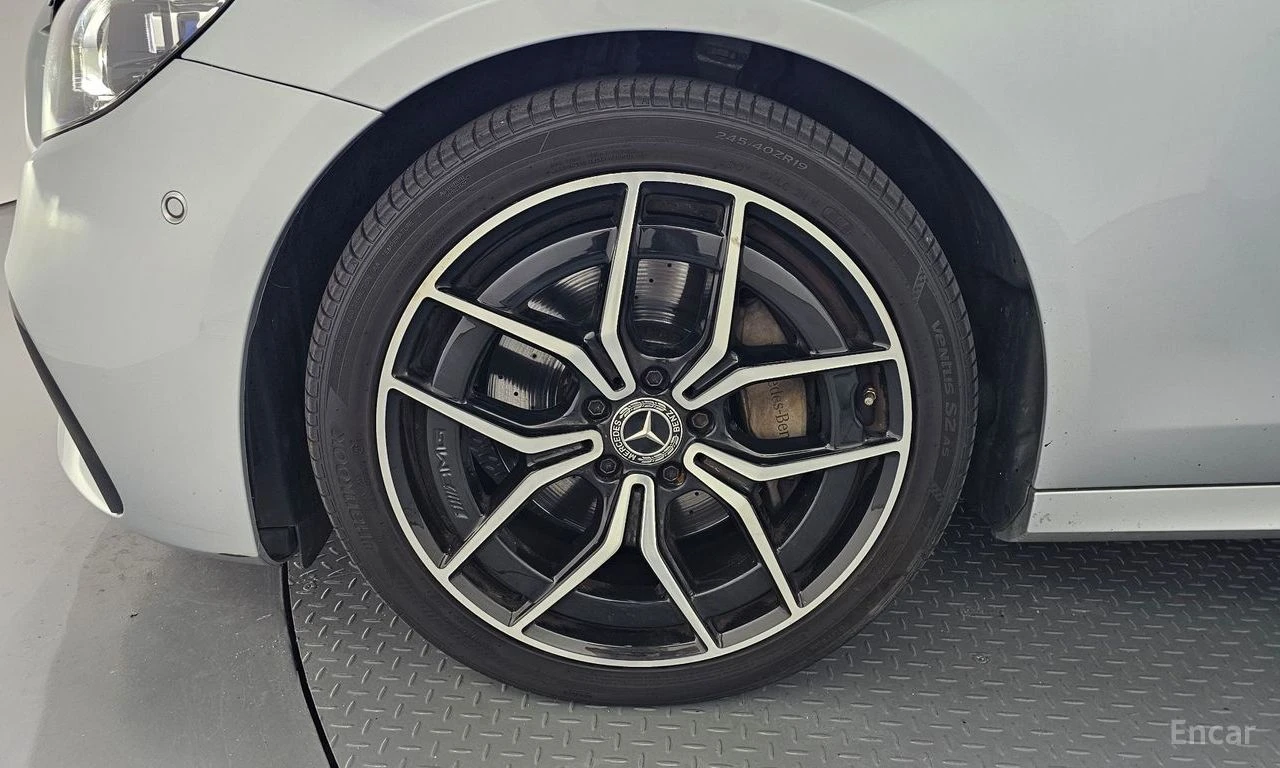 Mercedes-Benz E 220 4MATIC* AMG* LINE* BURMESTER* ДИСТРОНИК* ХЕДЪП* 36, снимка 5 - Автомобили и джипове - 56141442