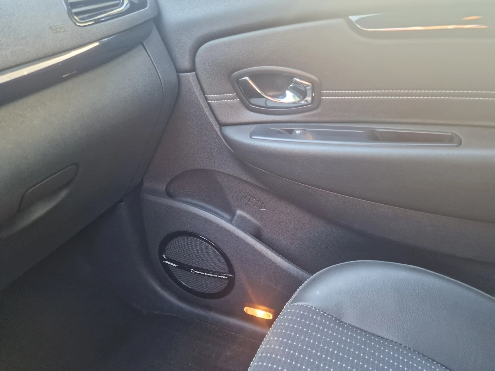 Renault Scenic 1.5 DCI, снимка 12 - Автомобили и джипове - 56259991