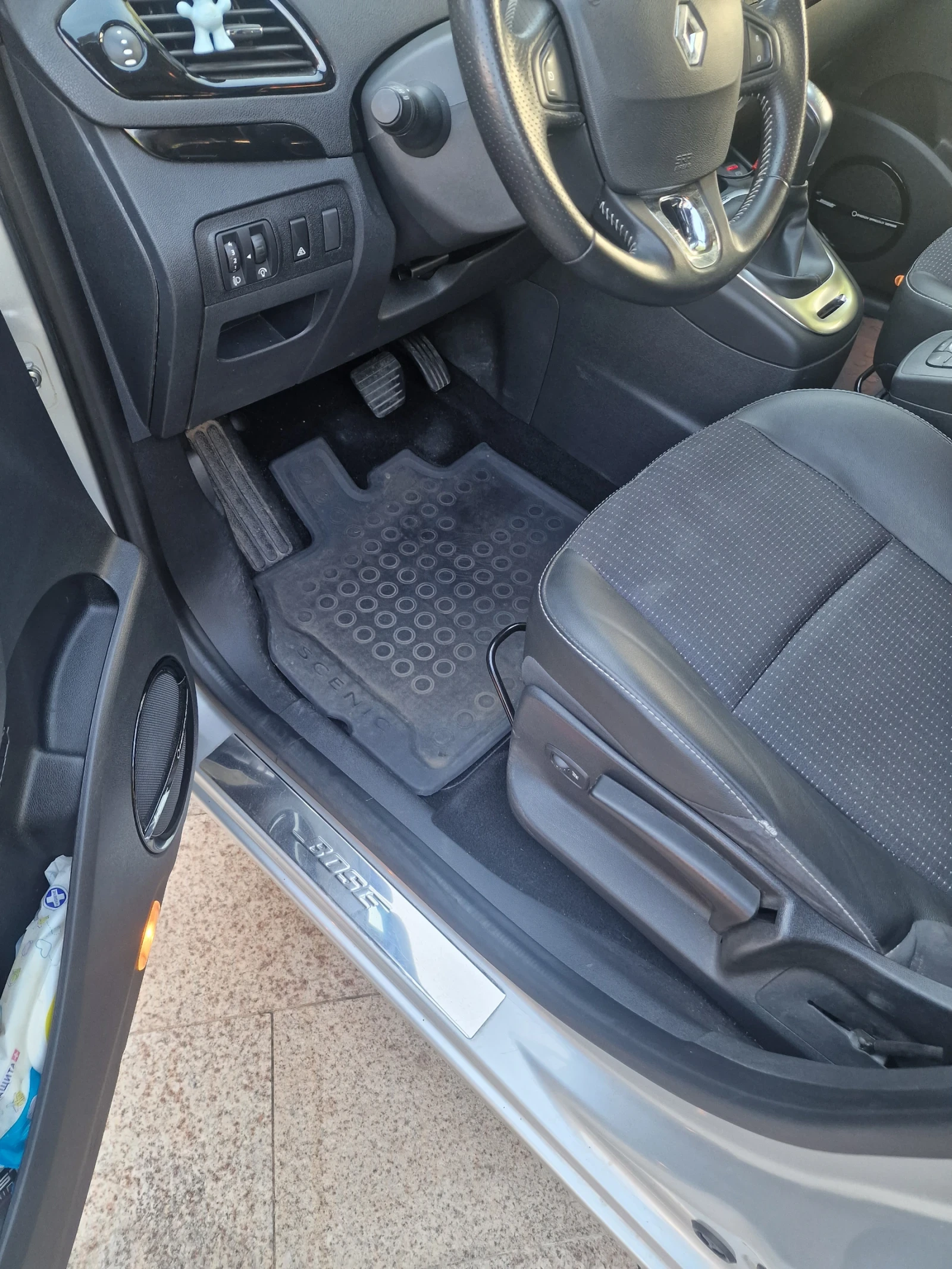 Renault Scenic 1.5 DCI, снимка 17 - Автомобили и джипове - 56259991