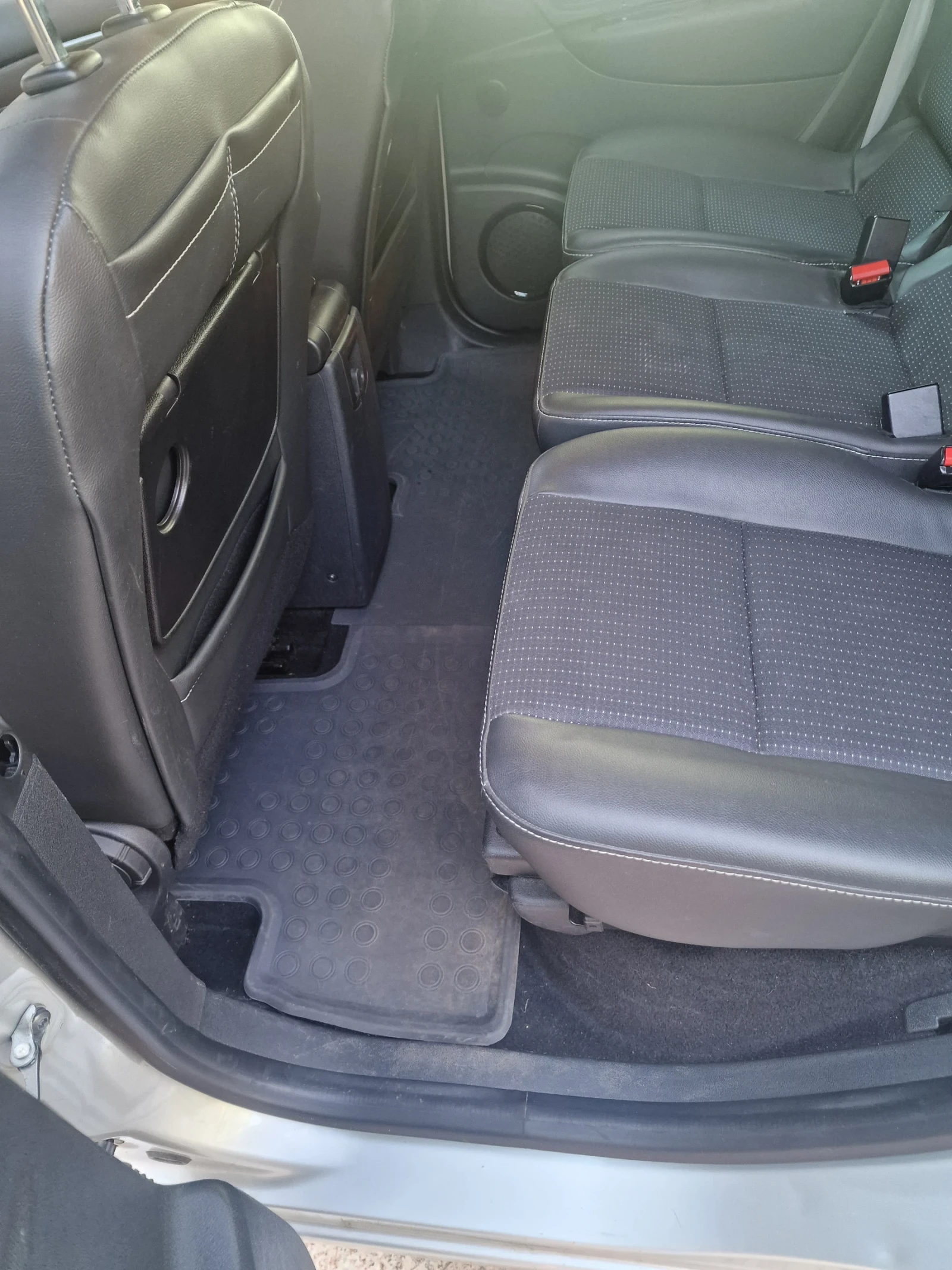 Renault Scenic 1.5 DCI, снимка 13 - Автомобили и джипове - 56259991