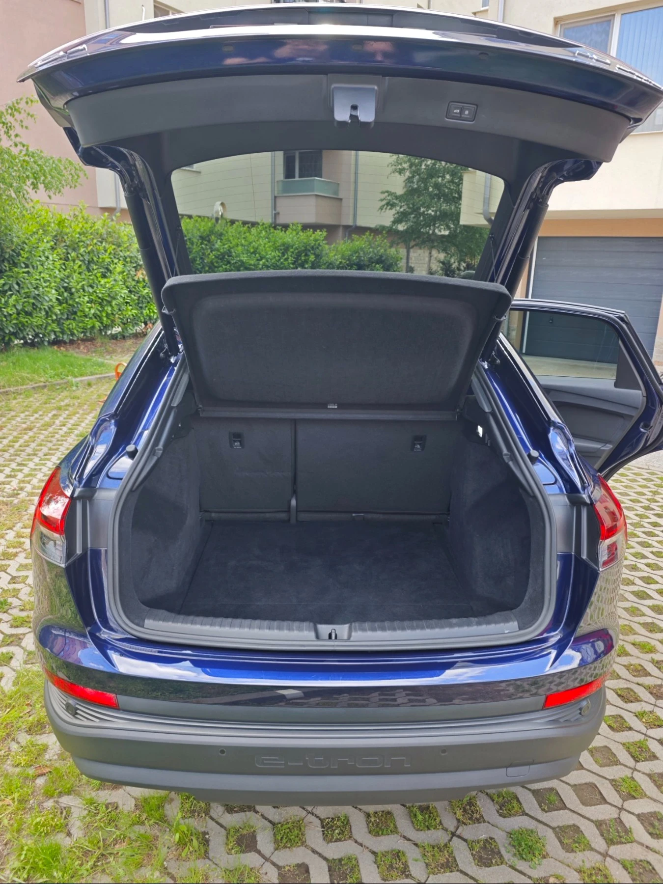Audi Q4 E-Tron 40, Гаранция, лизинг, SOH 93.3%, снимка 12 - Автомобили и джипове - 54667587