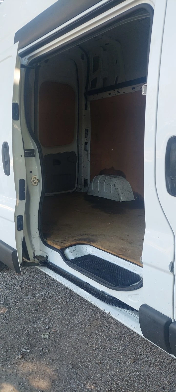 Opel Vivaro 2.5 cdti клима, снимка 8 - Бусове и автобуси - 55838638