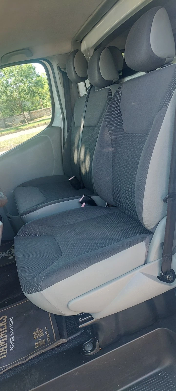 Opel Vivaro 2.5 cdti клима, снимка 14 - Бусове и автобуси - 55838638