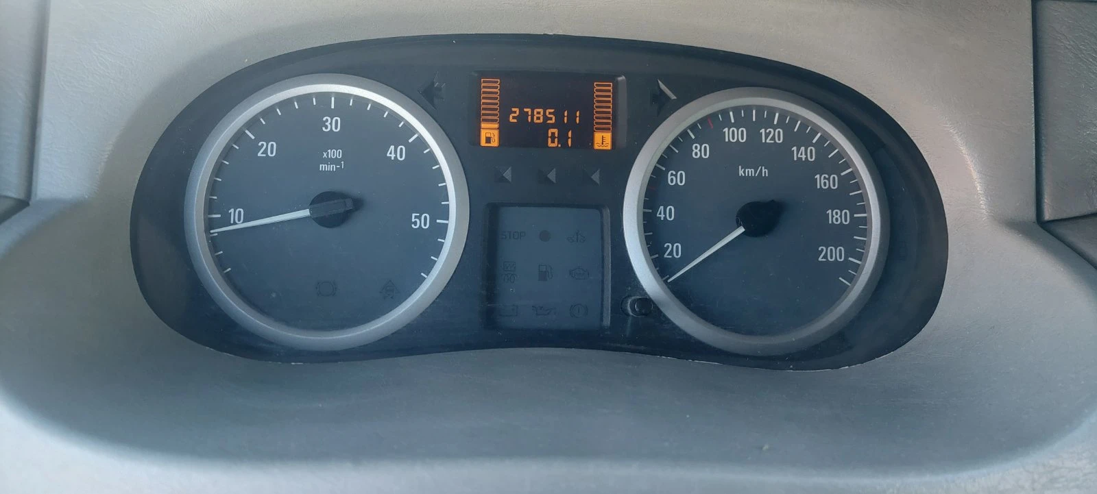 Opel Vivaro 2.5 cdti клима, снимка 10 - Бусове и автобуси - 55838638