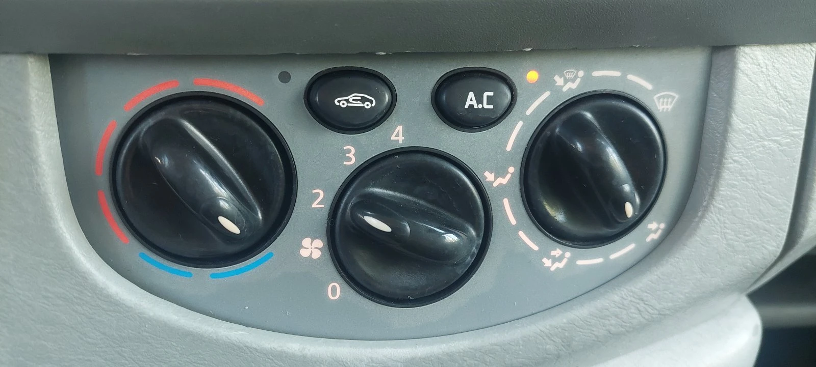 Opel Vivaro 2.5 cdti клима, снимка 11 - Бусове и автобуси - 55838638
