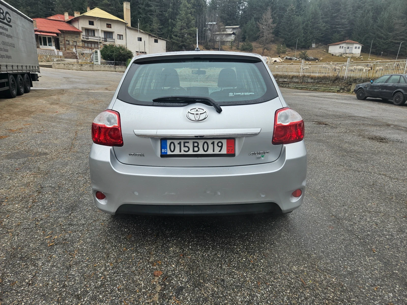 Toyota Auris 1.33i Euro 5A - изображение 8