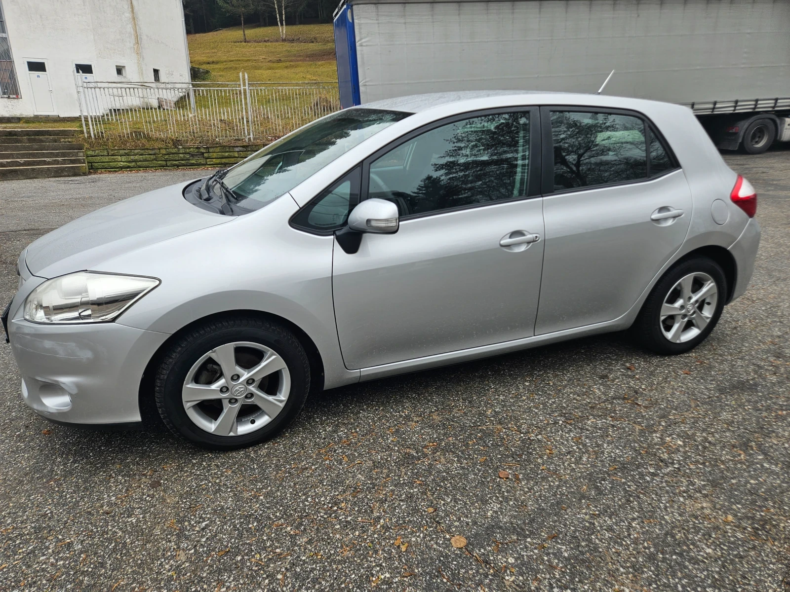 Toyota Auris 1.33i Euro 5A - изображение 7