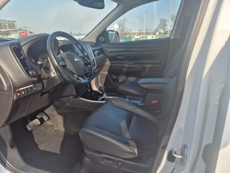 Mitsubishi Outlander 3.0 V6 AWD 6+ 1, снимка 12 - Автомобили и джипове - 48499695