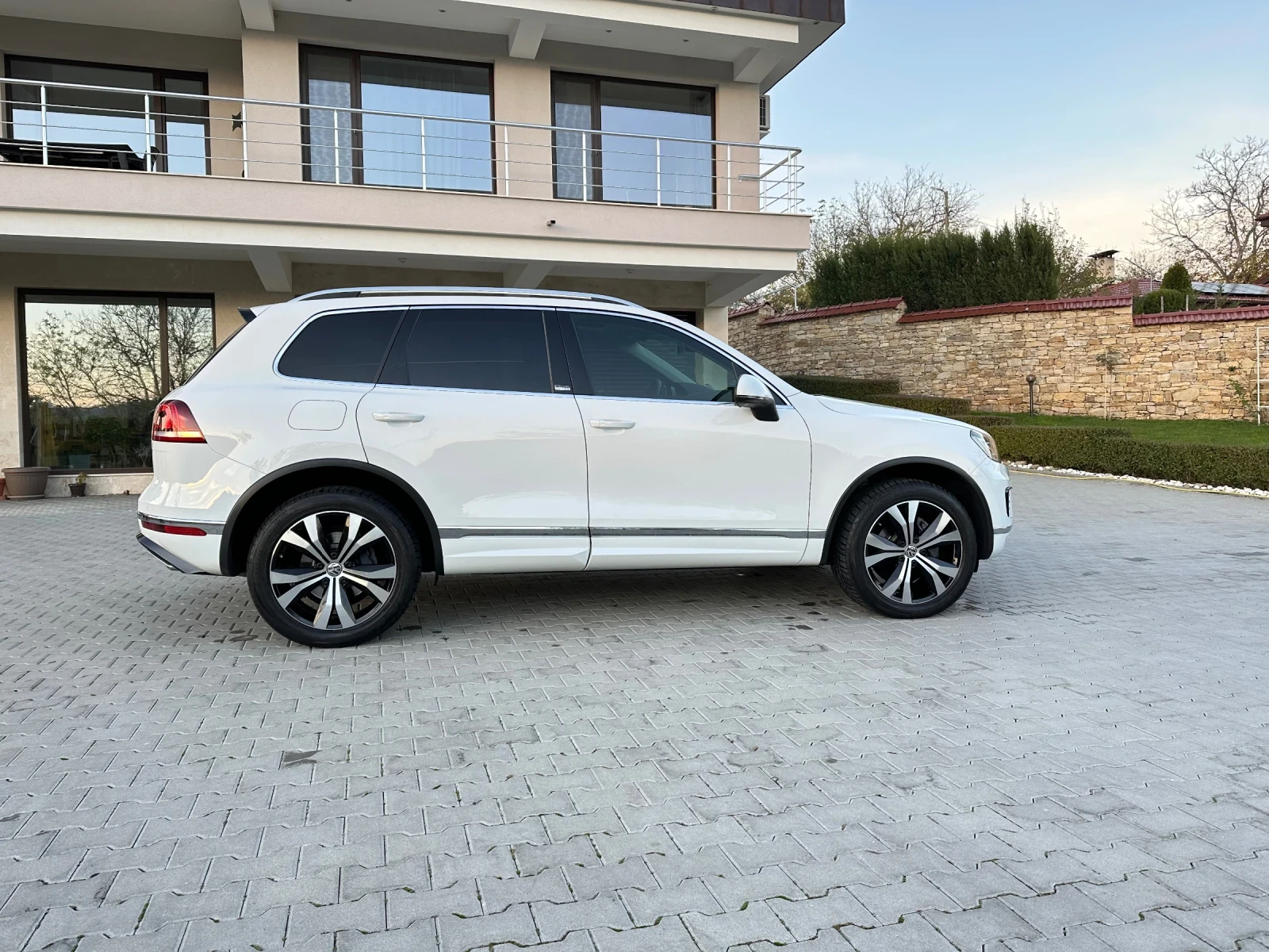 VW Touareg R-line Executive edition - изображение 3