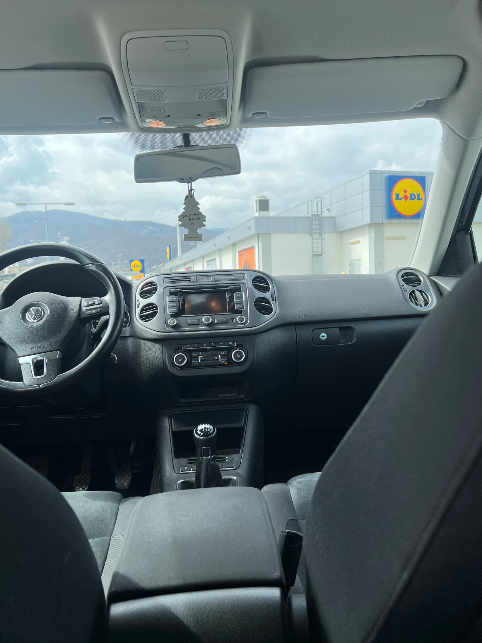 VW Tiguan, снимка 13 - Автомобили и джипове - 54039560