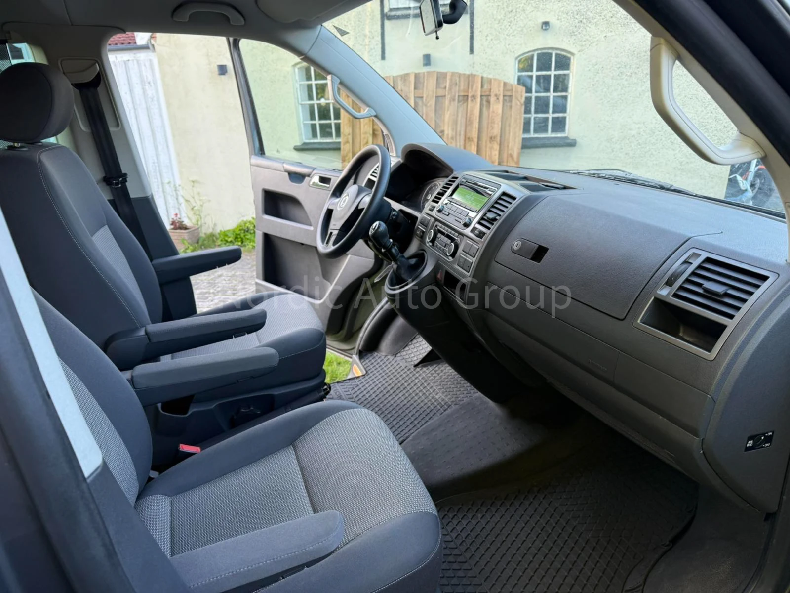 VW Caravelle Бензин/ Метан, снимка 2 - Бусове и автобуси - 54731131