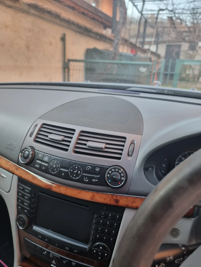 Mercedes-Benz E 240, снимка 9 - Автомобили и джипове - 53201395