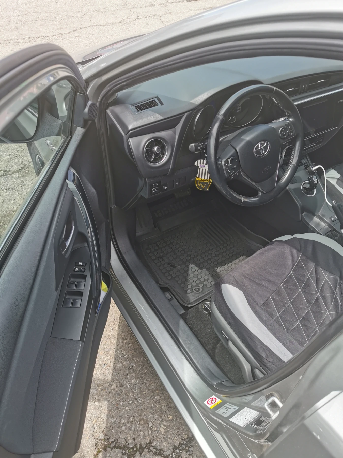 Toyota Auris Хибрид, купена от Тойота България  - изображение 9