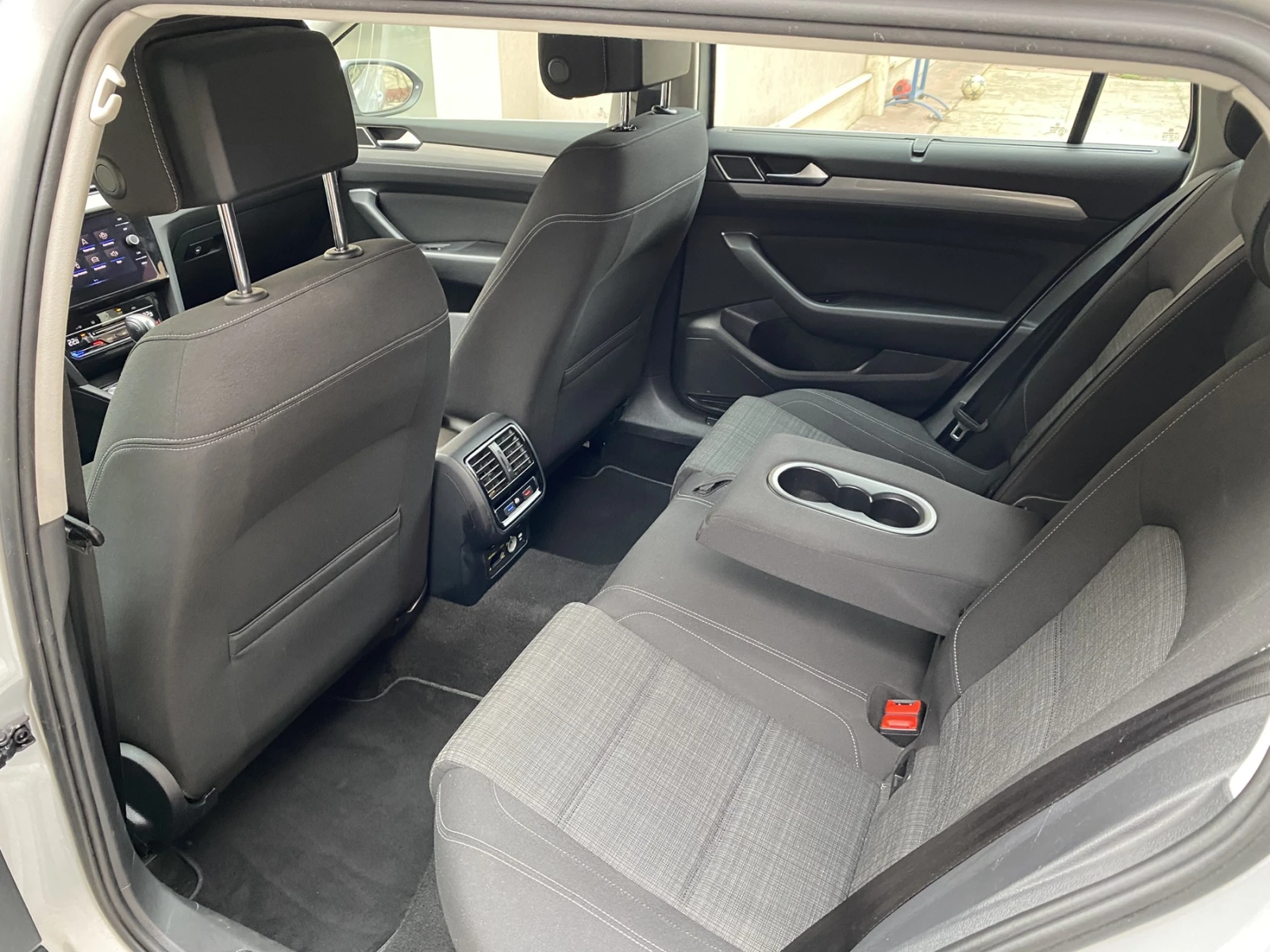 VW Passat 2.0 TDI EVO / DSG7 / Business / LED/ACC | Mobile.bg � ����������� 12