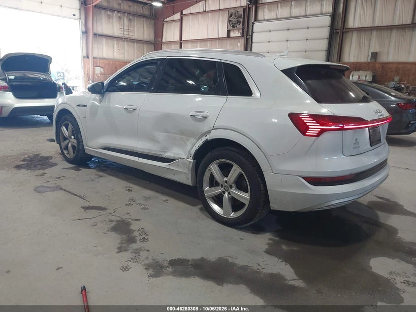 Audi E-Tron Premium Plus, снимка 3 - Автомобили и джипове - 56618841
