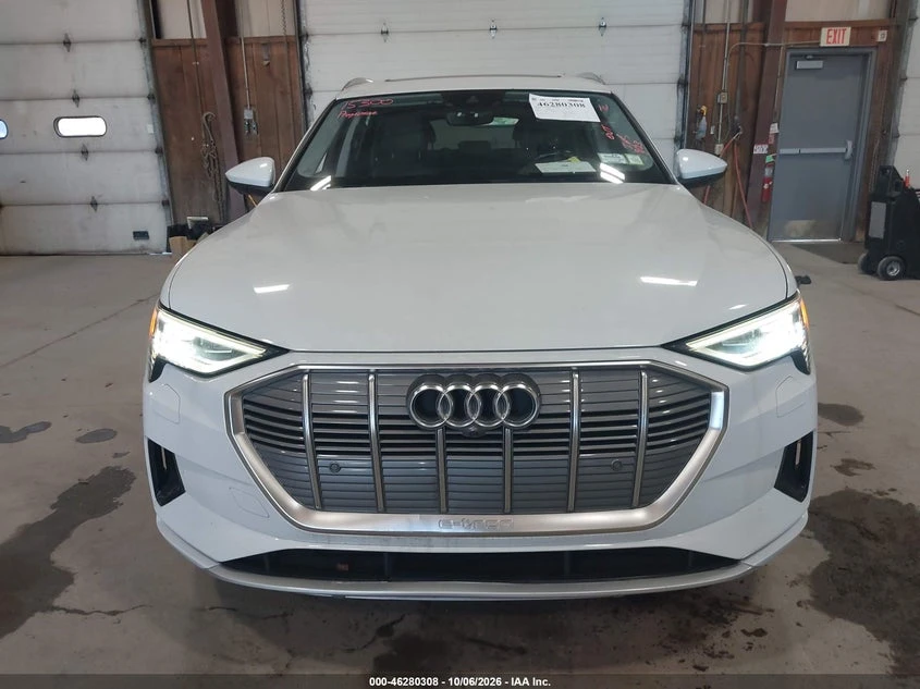 Audi E-Tron Premium Plus, снимка 12 - Автомобили и джипове - 56618841