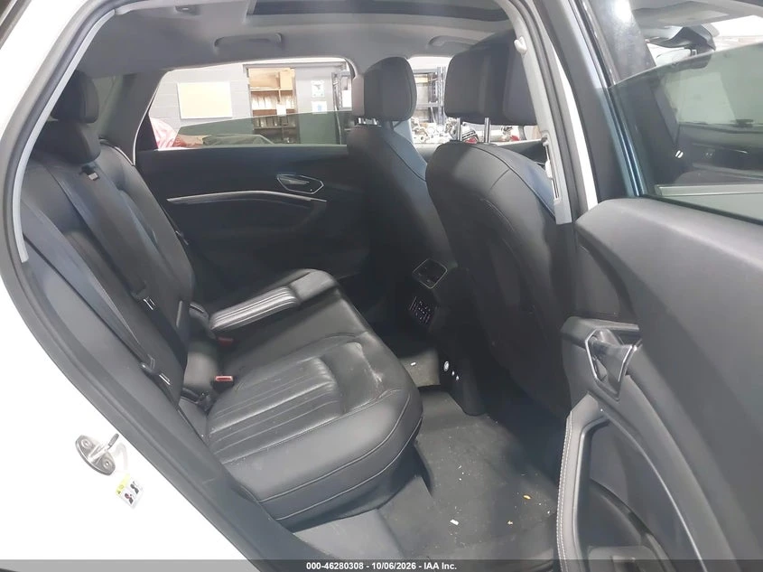Audi E-Tron Premium Plus, снимка 8 - Автомобили и джипове - 56618841