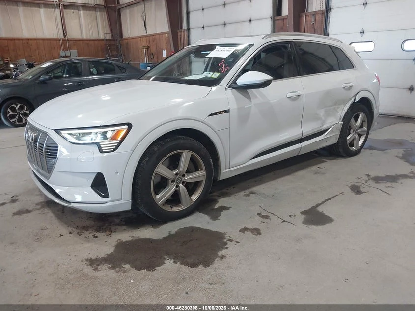 Audi E-Tron Premium Plus, снимка 2 - Автомобили и джипове - 56618841