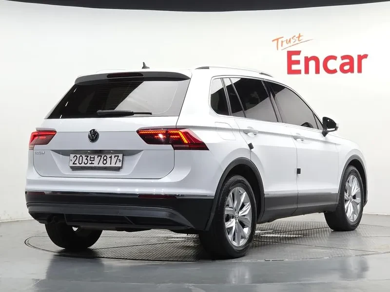 VW Tiguan 2.0 TDI PREMIUM, снимка 2 - Автомобили и джипове - 55357302