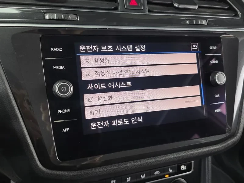 VW Tiguan 2.0 TDI PREMIUM, снимка 16 - Автомобили и джипове - 55357302