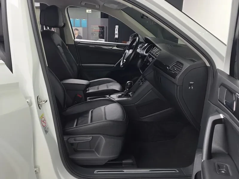 VW Tiguan 2.0 TDI PREMIUM, снимка 11 - Автомобили и джипове - 55357302