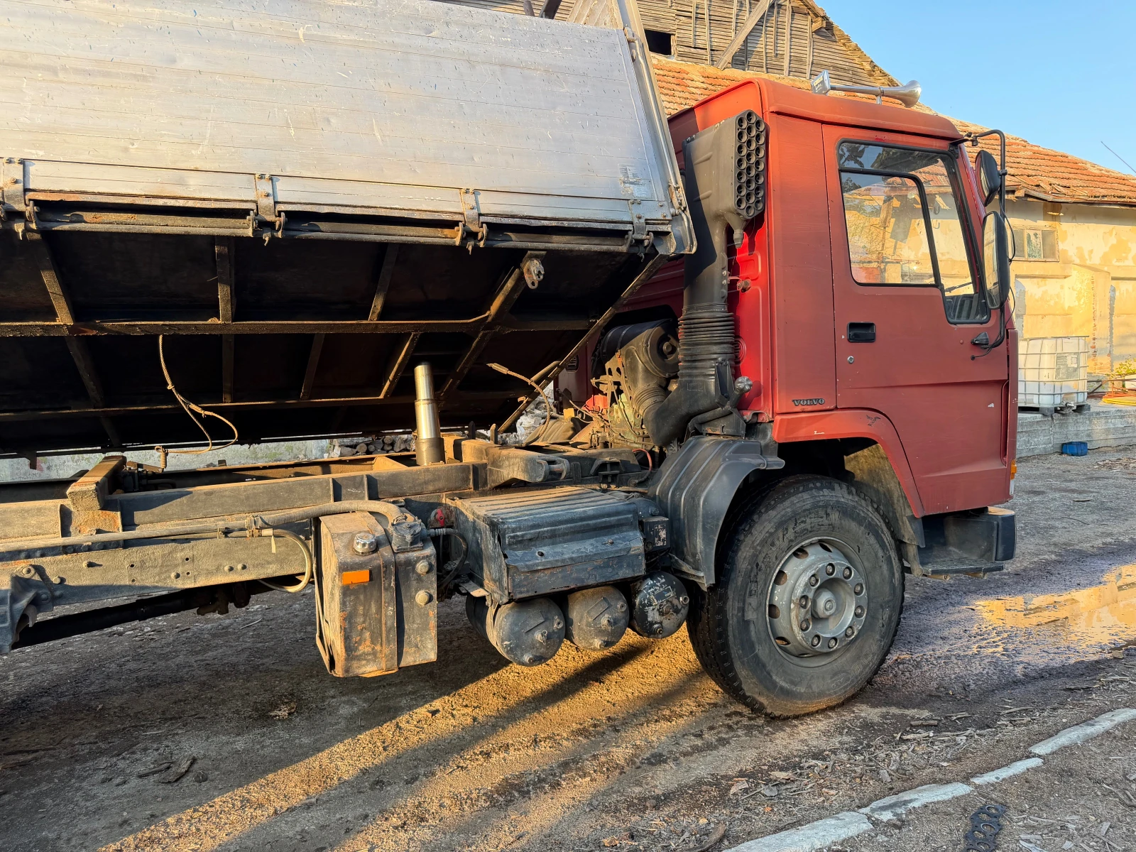 Volvo Fl Fl10 самосвал и кран , снимка 3 - Камиони - 55462917