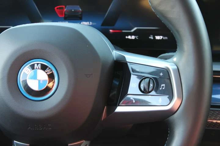 BMW i5 M60 | No Accident | Red Interior | Clean Carfax, снимка 13 - Автомобили и джипове - 54124621