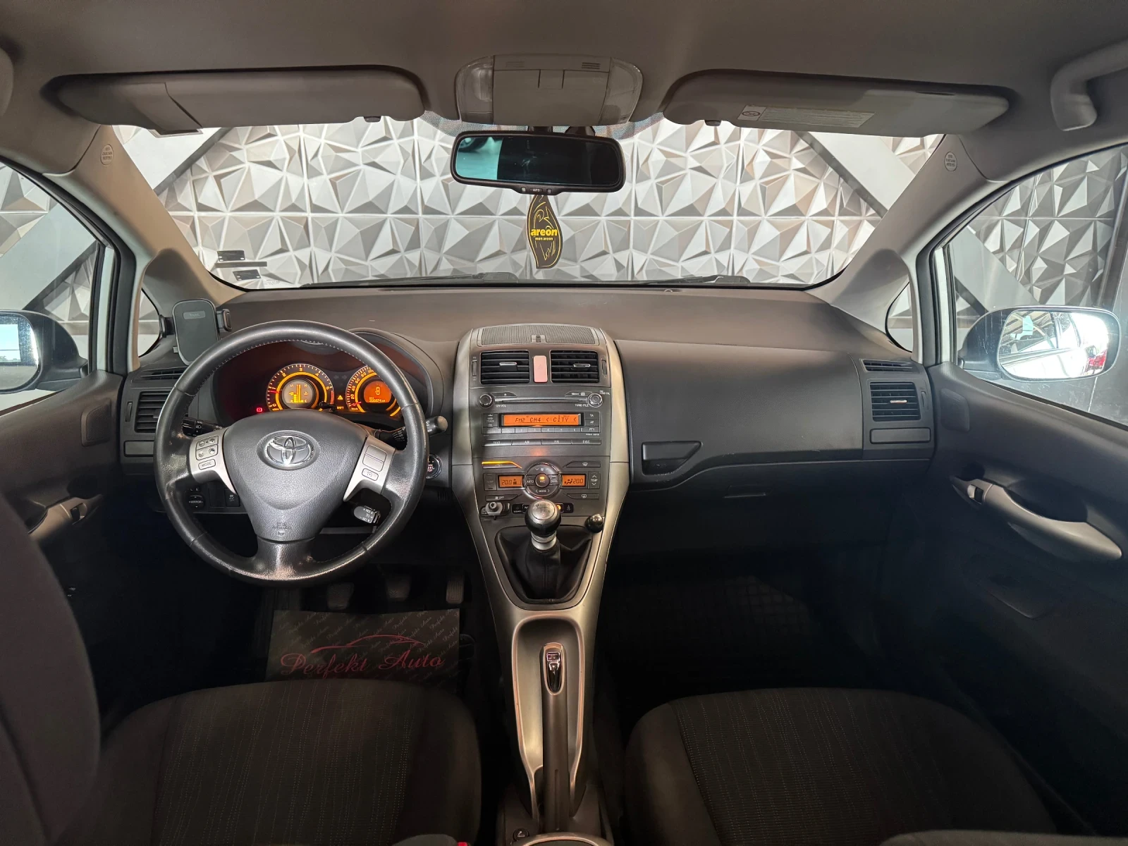 Toyota Auris  - изображение 6