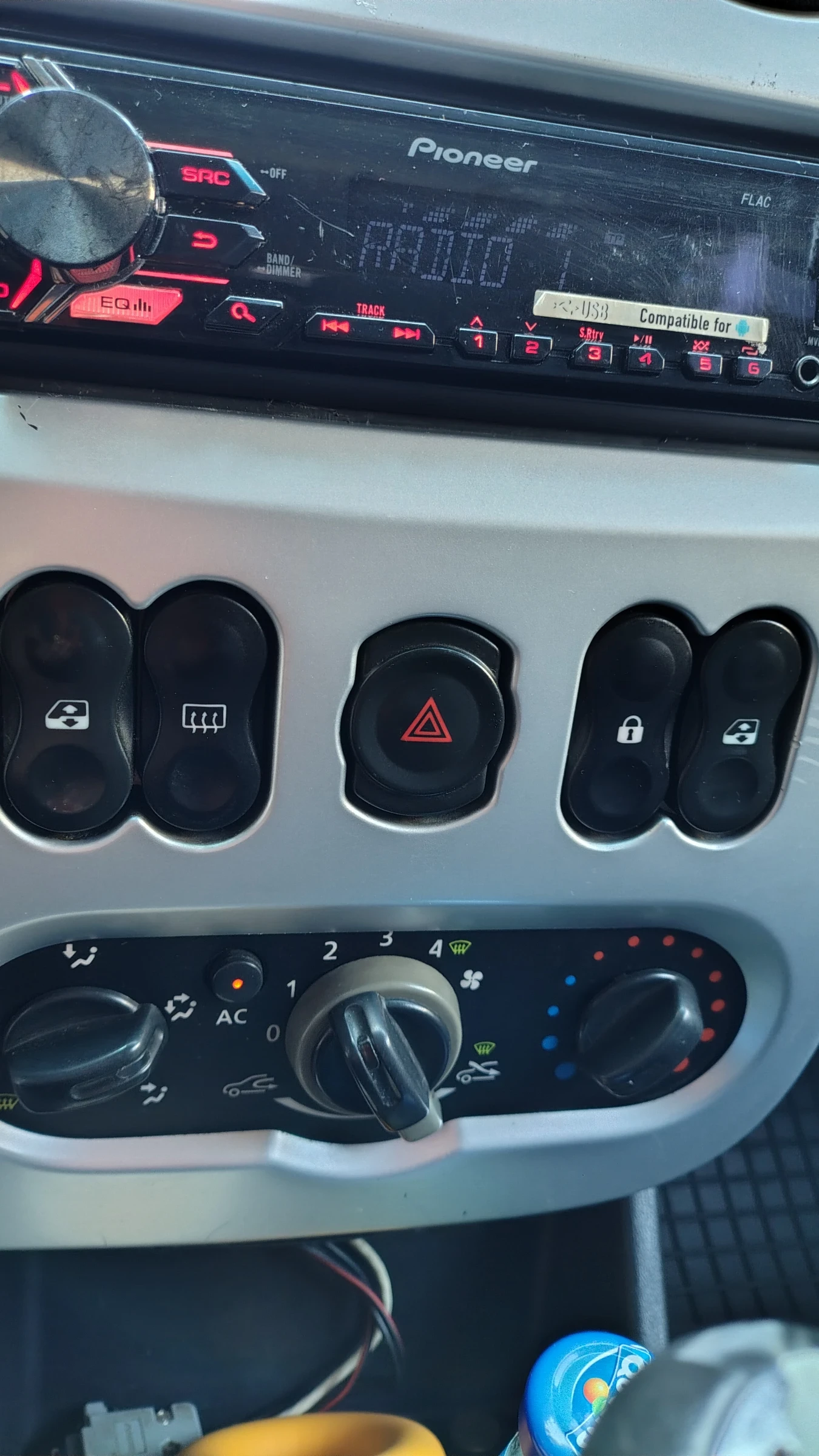 Dacia Logan 1.6  .  | Mobile.bg   9