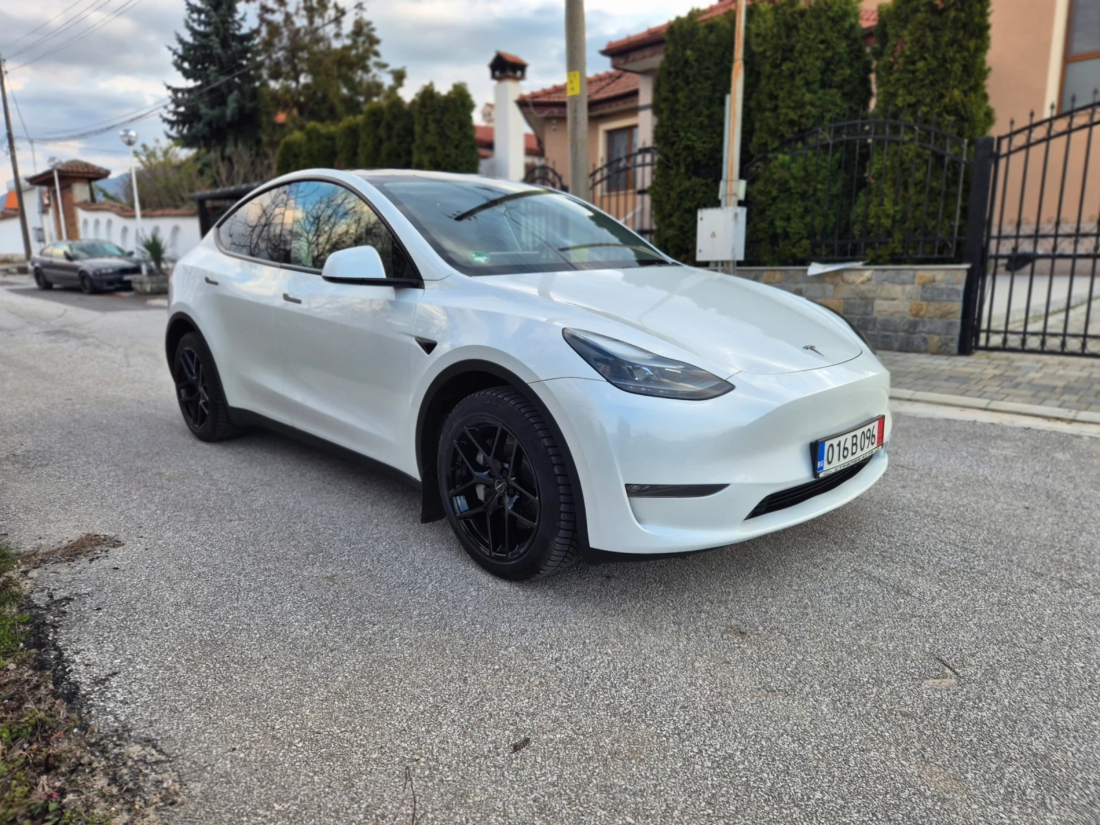 Tesla Model Y Long Range/Dual Motor/12.22г, снимка 2 - Автомобили и джипове - 53728796