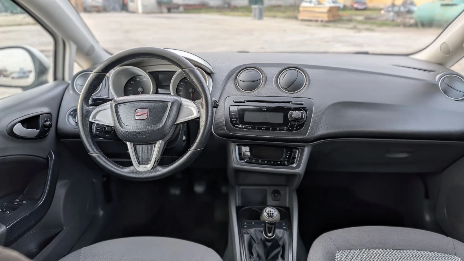 Seat Ibiza 1.6i, снимка 7 - Автомобили и джипове - 54758080