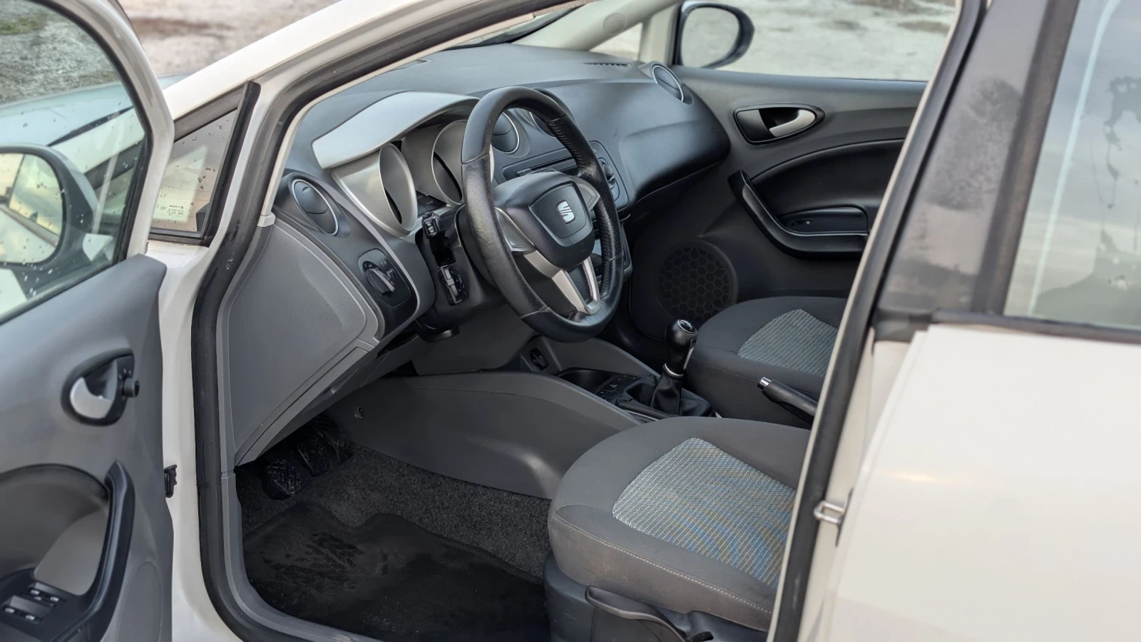 Seat Ibiza 1.6i, снимка 5 - Автомобили и джипове - 54758080