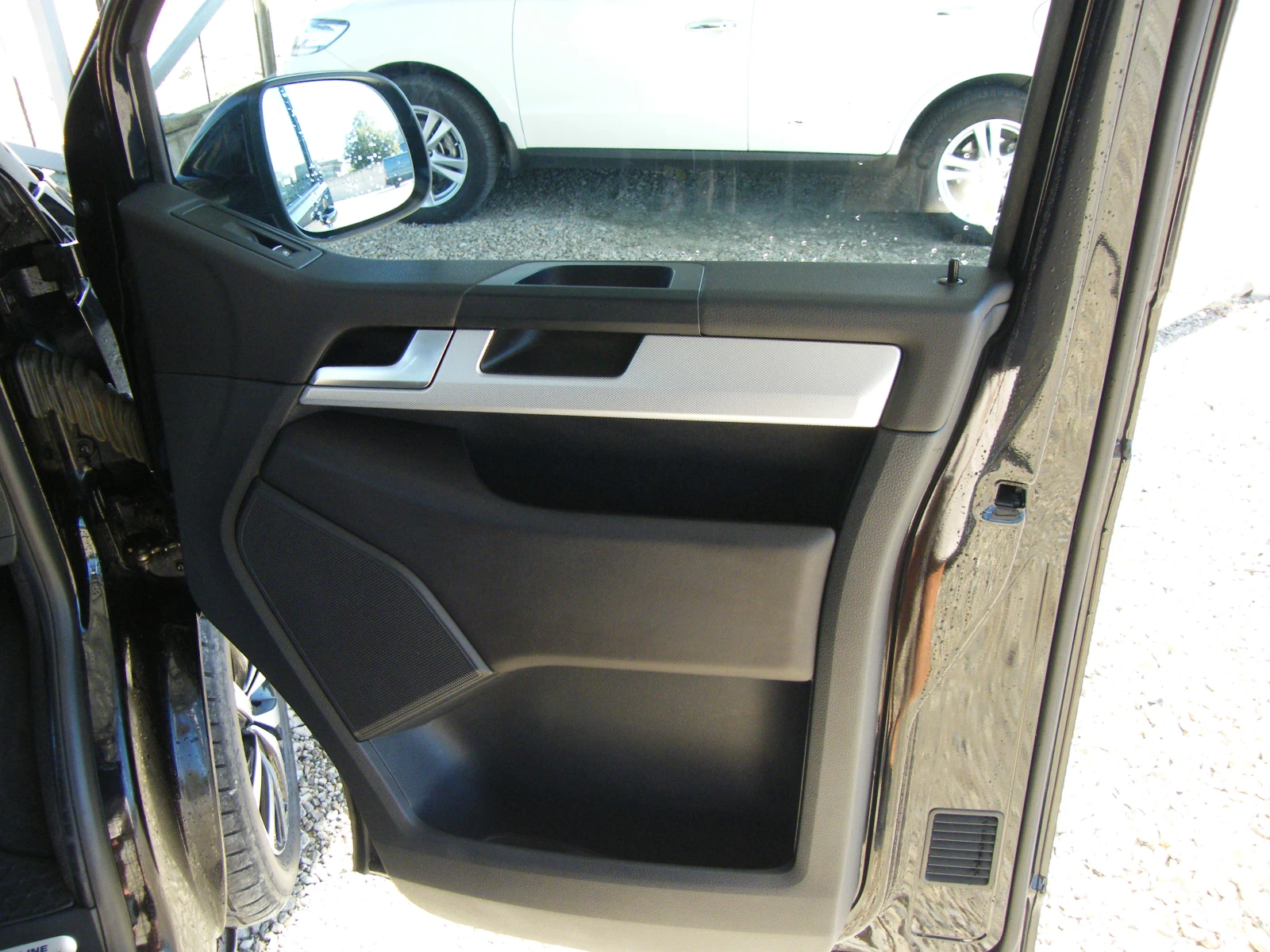 VW Multivan 2.0 TDI 4x4 NAVI, снимка 14 - Автомобили и джипове - 56124360