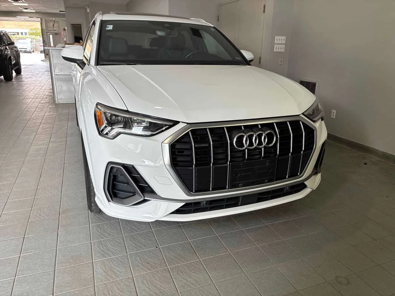 Audi Q3 | Progressiv | DISTRONIC | ПОДГРЕВ | CARFAX | , снимка 6 - Автомобили и джипове - 54428738