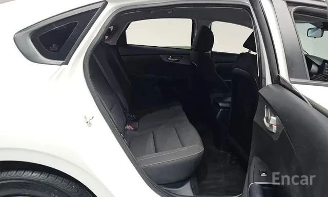 Kia K3 * ОПЦИЯ ЗА АВТОКРЕДИТ БЕЗ ПЪРВОНАЧАЛНА ВНОСКА * , снимка 10 - Автомобили и джипове - 55409225