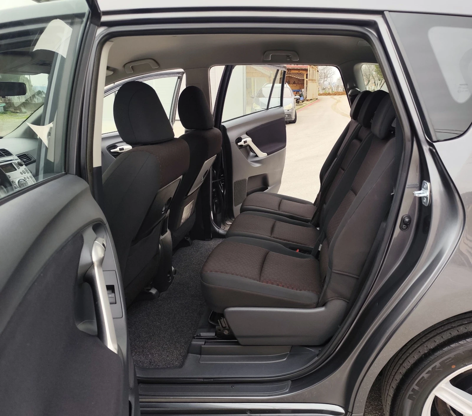 Toyota Verso 2.0-D4D-126кс-6ск-EURO-5, снимка 11 - Автомобили и джипове - 53976893