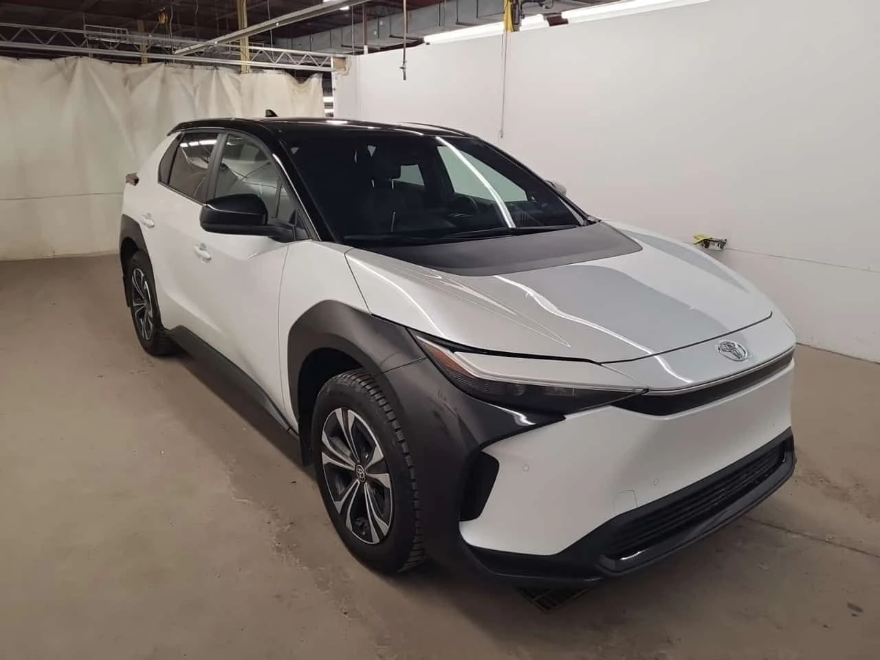 Toyota bZ4X * XLE AWD * PANO* KEYLESS* ПОДГЕВ* , снимка 3 - Автомобили и джипове - 54001915