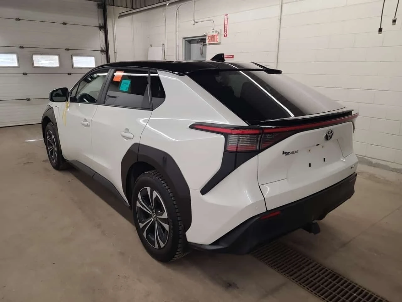 Toyota bZ4X * XLE AWD * PANO* KEYLESS* ПОДГЕВ* , снимка 2 - Автомобили и джипове - 54001915