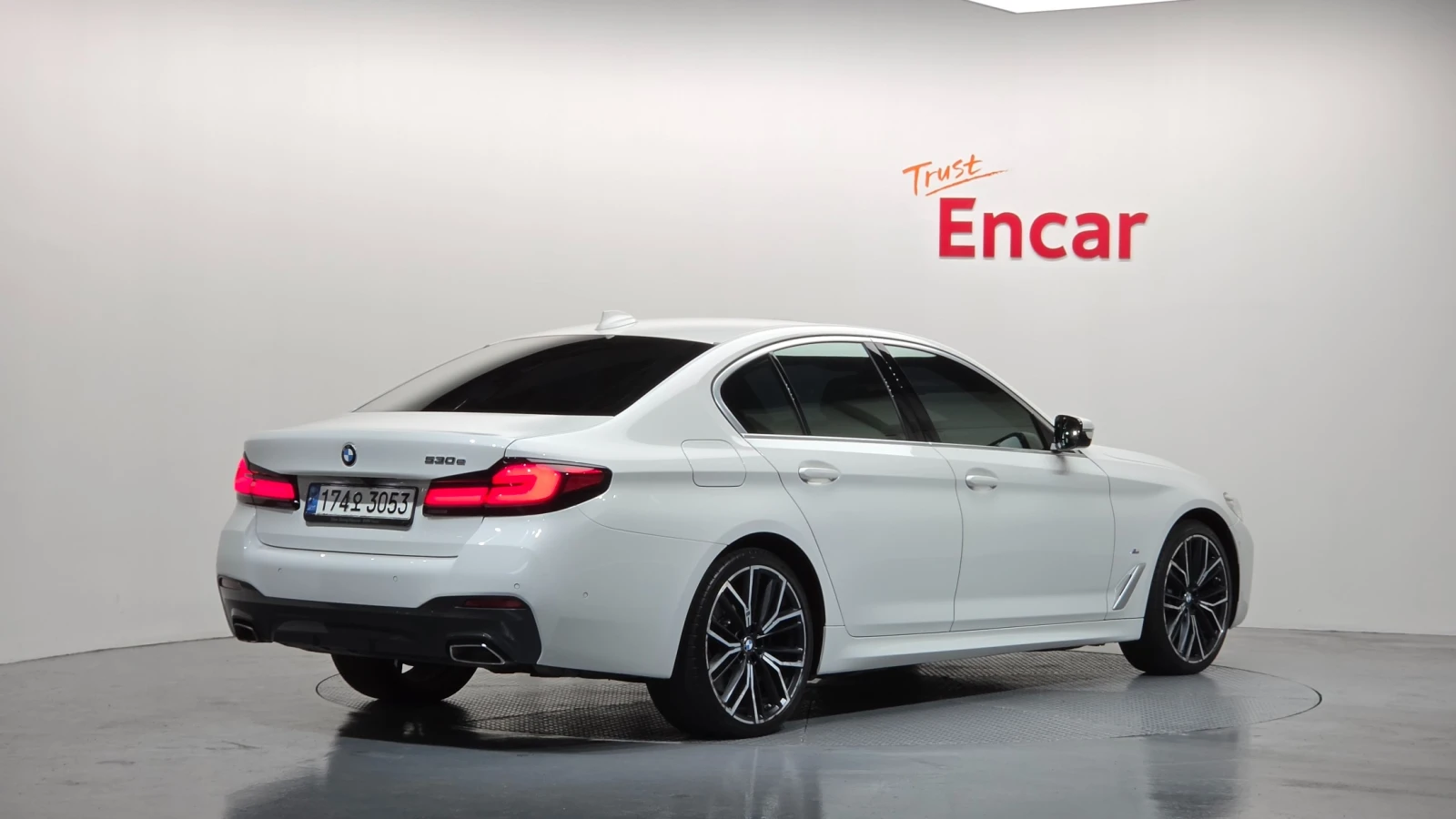 BMW 530E * HeadUp* Night Vision* 360* Keyless* Navi, снимка 3 - Автомобили и джипове - 54586482