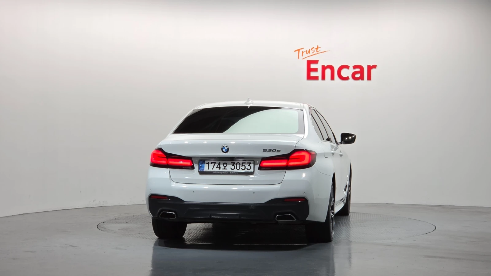 BMW 530E * HeadUp* Night Vision* 360* Keyless* Navi, снимка 4 - Автомобили и джипове - 54586482