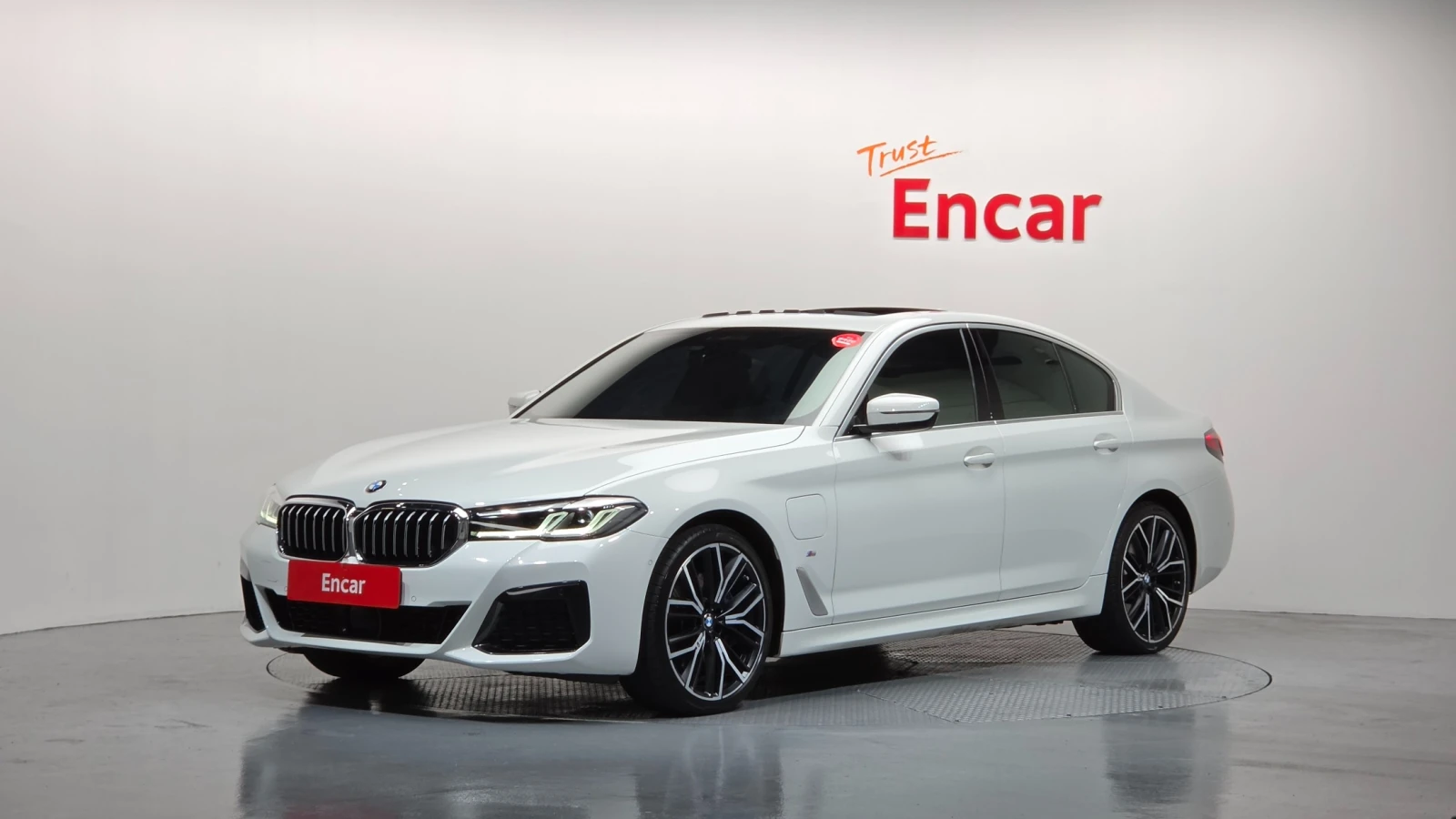 BMW 530E * HeadUp* Night Vision* 360* Keyless* Navi, снимка 2 - Автомобили и джипове - 54586482