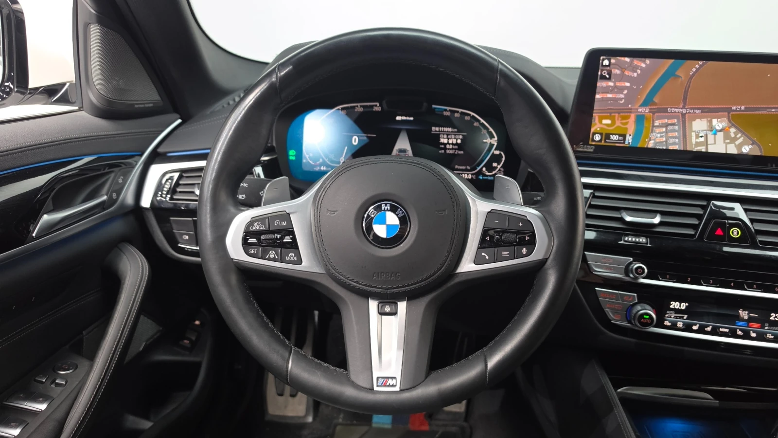 BMW 530E * HeadUp* Night Vision* 360* Keyless* Navi, снимка 9 - Автомобили и джипове - 54586482