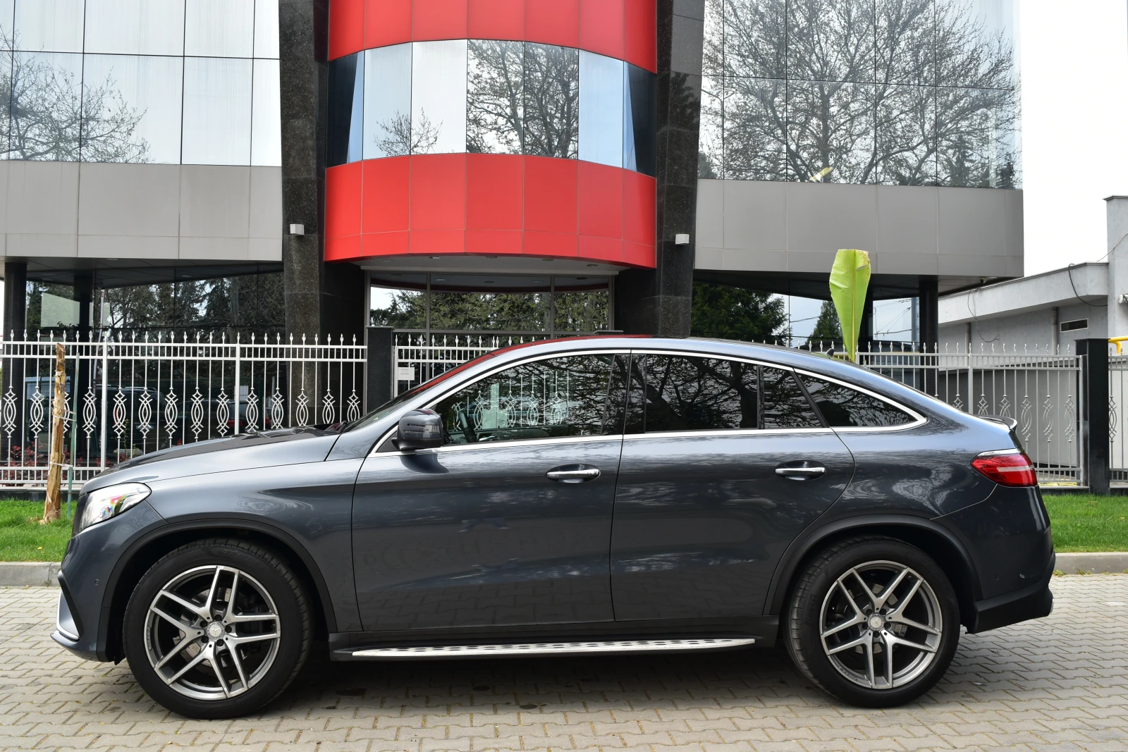 Mercedes-Benz GLE 350 d 4M Coupe AMG* Distronic* Pano* Navi* 360* Air* K, снимка 3 - Автомобили и джипове - 54036484