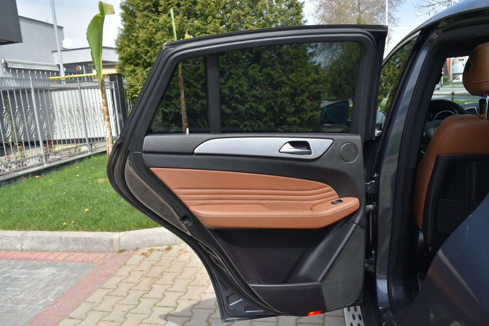 Mercedes-Benz GLE 350 d 4M Coupe AMG* Distronic* Pano* Navi* 360* Air* K, снимка 16 - Автомобили и джипове - 54036484