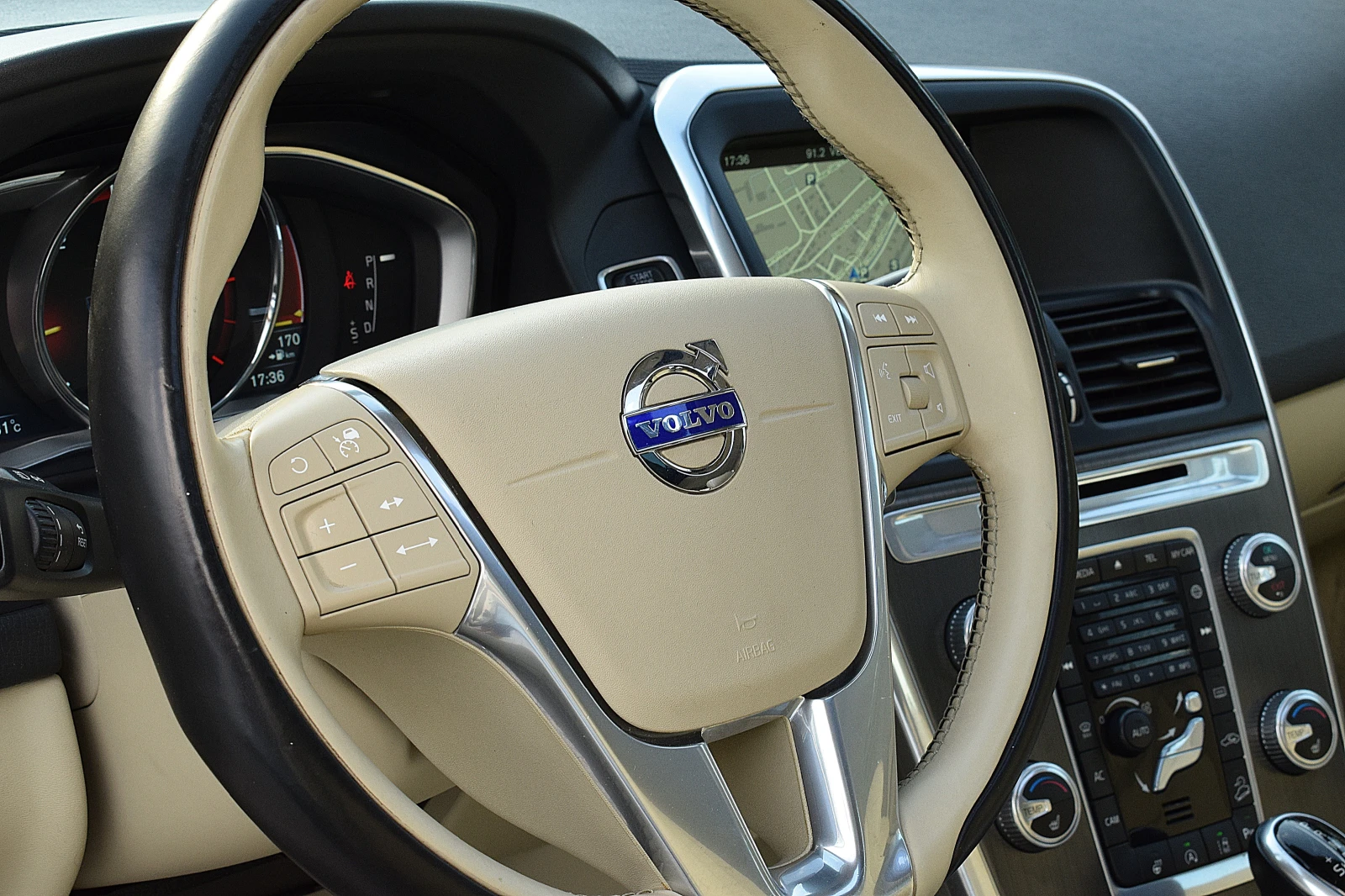 Volvo XC60 2.4/D5/220к.с/ШВЕЙЦАРИЯ-LUX/ДИСТРОНИК/BLISS/LANE , снимка 7 - Автомобили и джипове - 55307019