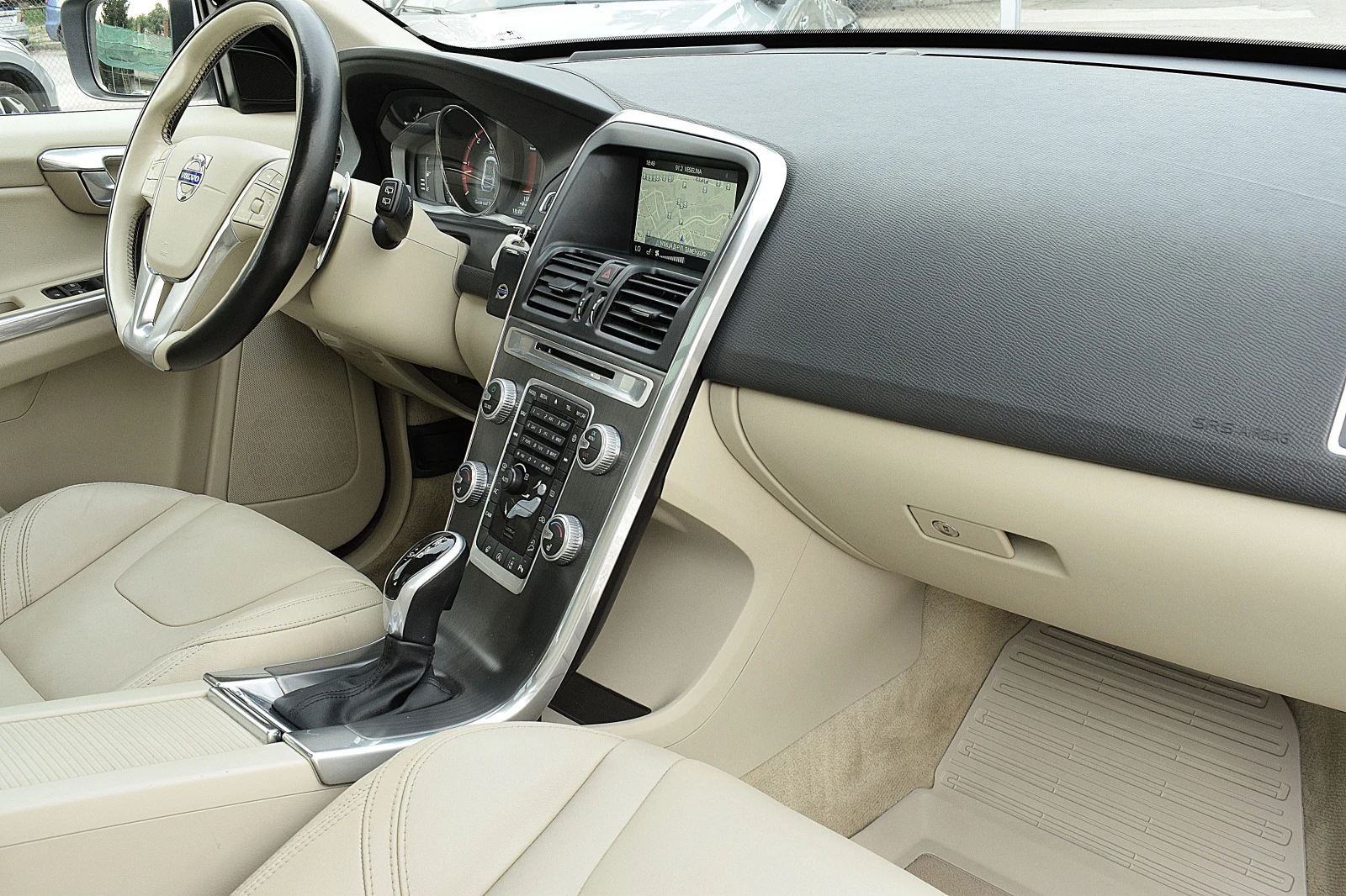 Volvo XC60 2.4/D5/220к.с/ШВЕЙЦАРИЯ-LUX/ДИСТРОНИК/BLISS/LANE , снимка 10 - Автомобили и джипове - 55307019