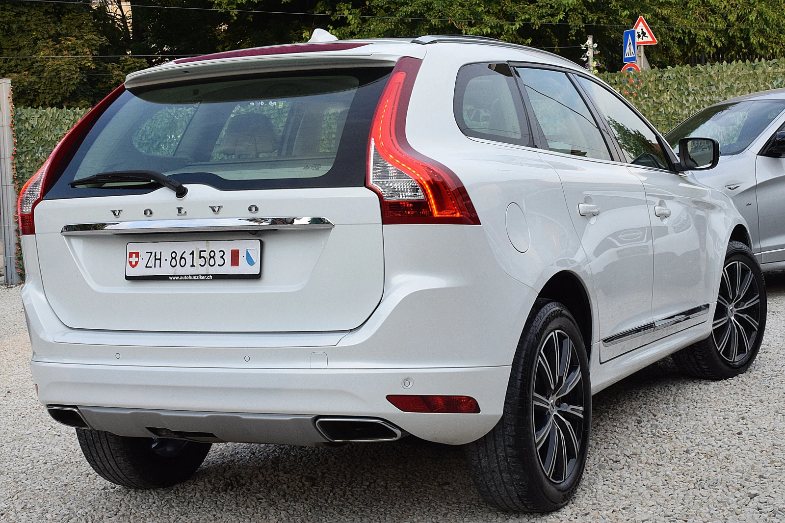 Volvo XC60 2.4/D5/220к.с/ШВЕЙЦАРИЯ-LUX/ДИСТРОНИК/BLISS/LANE , снимка 4 - Автомобили и джипове - 55307019